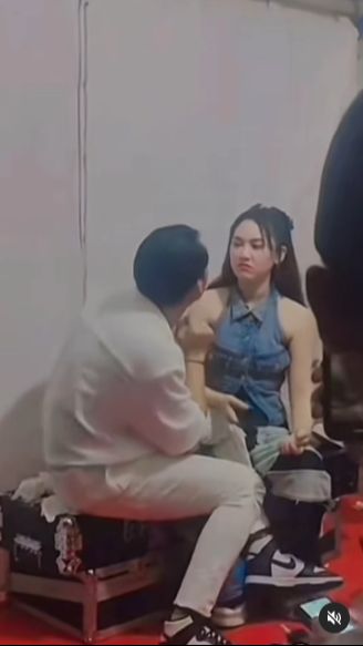 Mereka sesekali ngobrol sembari berbincang dengan para crew lainnya.