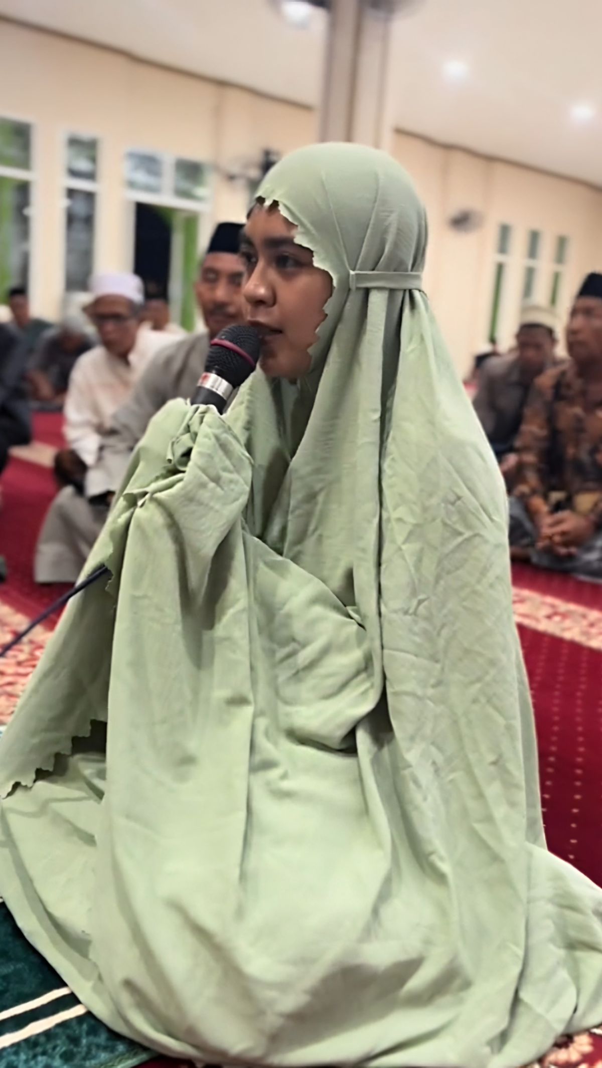 Momen Haru Rombongan Anak Muda Malam-malam Antar Teman Login Masuk Islam, Disaksikan Puluhan Jamaah
