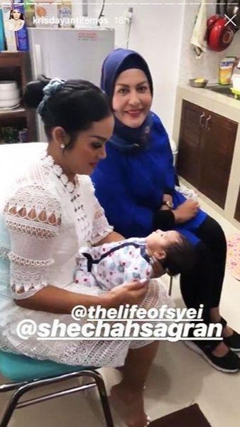 Rumah itu tak terlalu luas dengan kitchen set dari kayu yang berdempetan engan ruang makan.