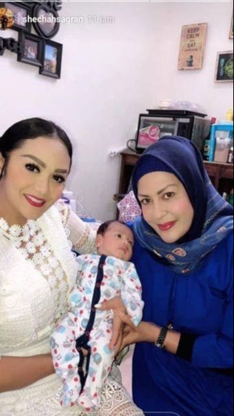 Tampak diduga rumahShechah itu jauh dari mewah. Di dindingnya penuh pajangan jadul.