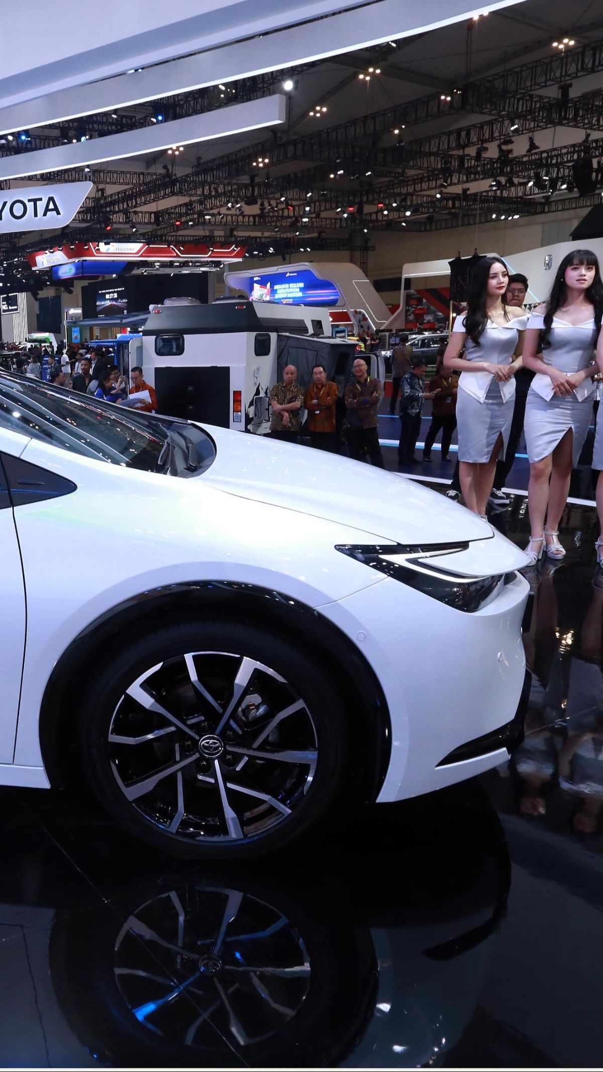 Lampu utamanya menyipit atau menajam khas mobil hybrid modern.