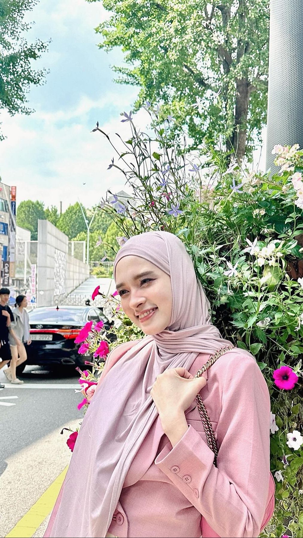 Inara memanfaatkan media sosial dan popularitasnya untuk mengajak serta orang-orang agar selalu berbuat kebaikan.