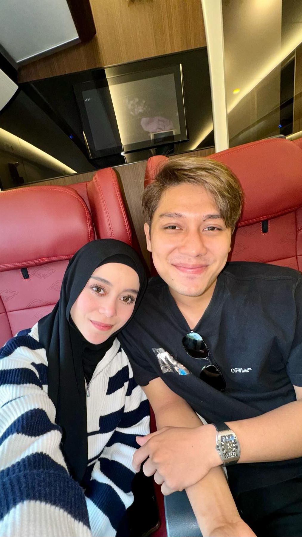 Rupanya Rizky memiliki bisnis perhiasan bernama MRB Jewerly yang ia dirikan sebelum menikah dengan Lesty.