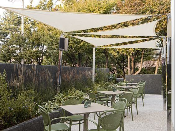 Desain Kafe Outdoor dengan Kanopi Segitiga yang Menawan