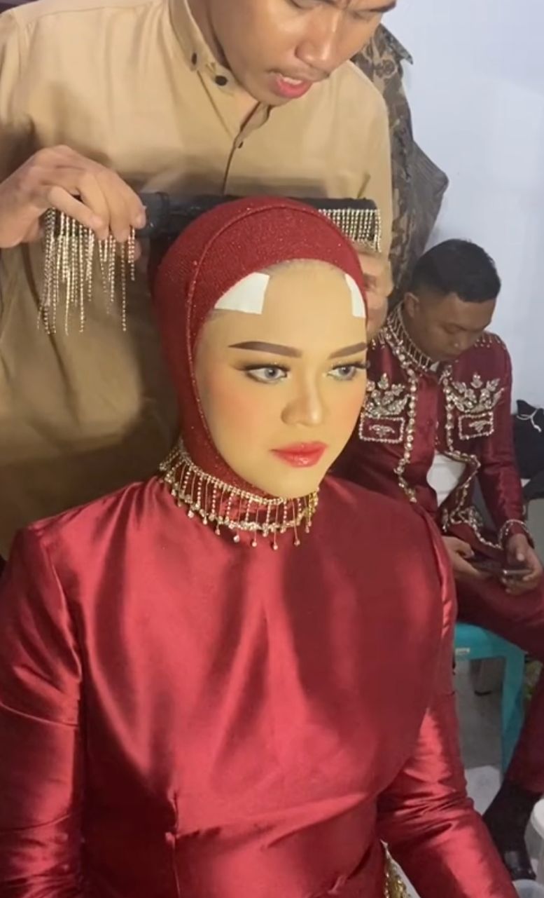 Pengantin Pakai Koyo Tersembunyi Sebelum Pakai Aksesori, Tampilannya Tetap Cetar!