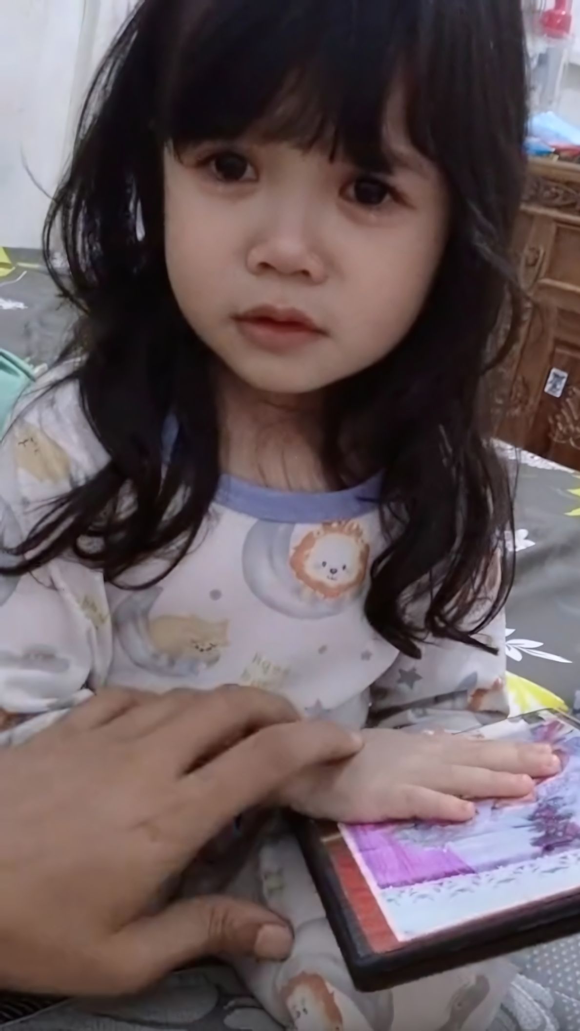 Lucu dan Bikin Gemes! Gadis Cilik Ini Nangis Kejer karena Tidak Ada Foto Dirinya di Potret Pernikahan Orangtuanya