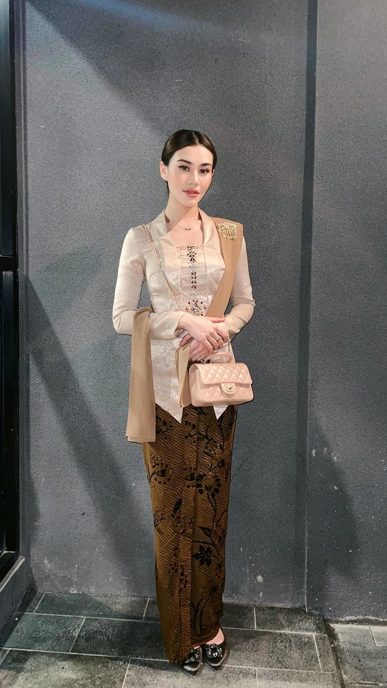 Keturunan Ningrat, 10 Potret Aaliyah Massaid Pakai Kebaya, Kalem Bak Priyayi Bangsawan Jawa