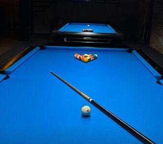 Unggahan terakhir Dali menunjukkan saat ia bermain biliard bersama teman-temannya pada malam hari.