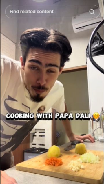 Sementara pada akun tiktoknya, sehari yang lalu Dali membuat konten saat memasak MPASI untuk putrinya, Kamari.