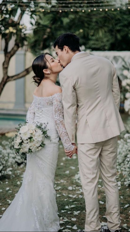Keduanya pun resmi menikah pada 10 Oktober 2023. Jennifer dan Dali tampak begitu berbahagia di hari pernikahannya.