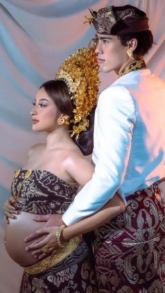 Dali juga menemani Jennifer kala melakukan pemotretan maternity. Keduanya tampil memesona dengan adat Bali.