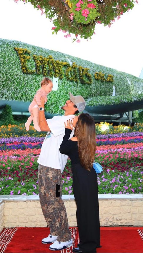 Keduanya pun akrab disapa netizen dengan panggilan Papa Dali dan Mama Kamari.