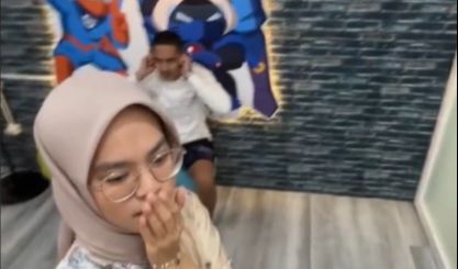 Kakak Tutup Kuping Saat Adik Menangis
