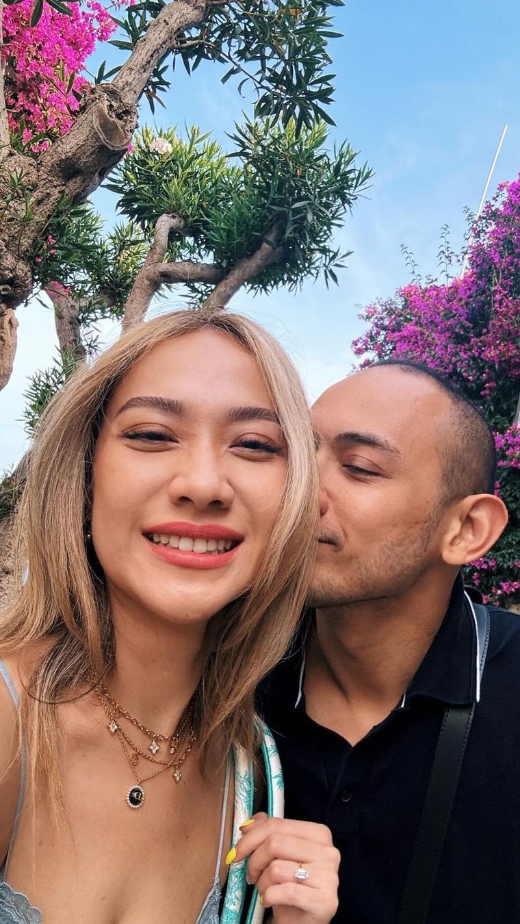 10 Potret BCL Tampil Hot dengan Tanktop dan Hotpants di Italia