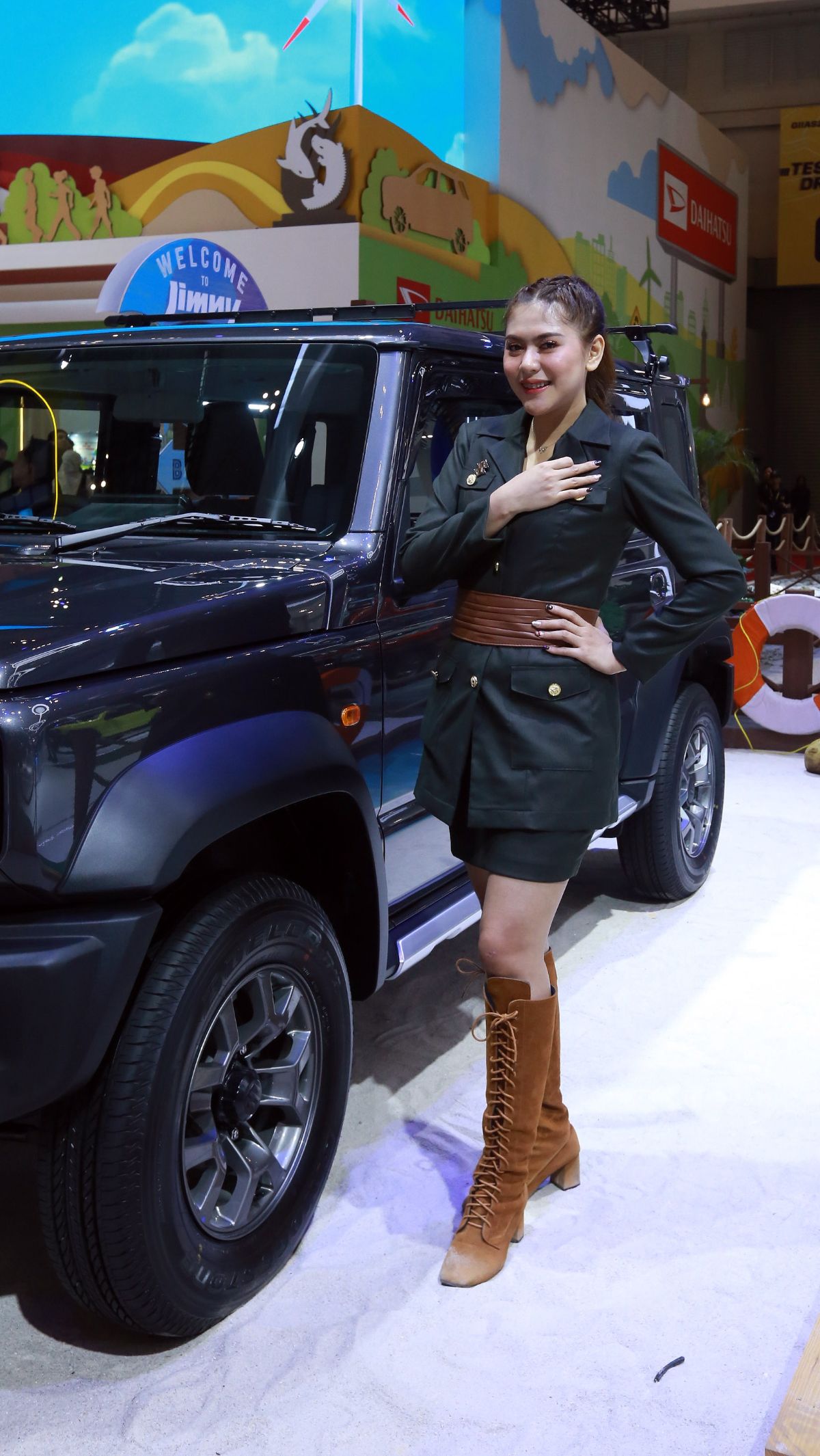 Kehadiran SPG cantik menjadi magnet para pecinta otomotif.