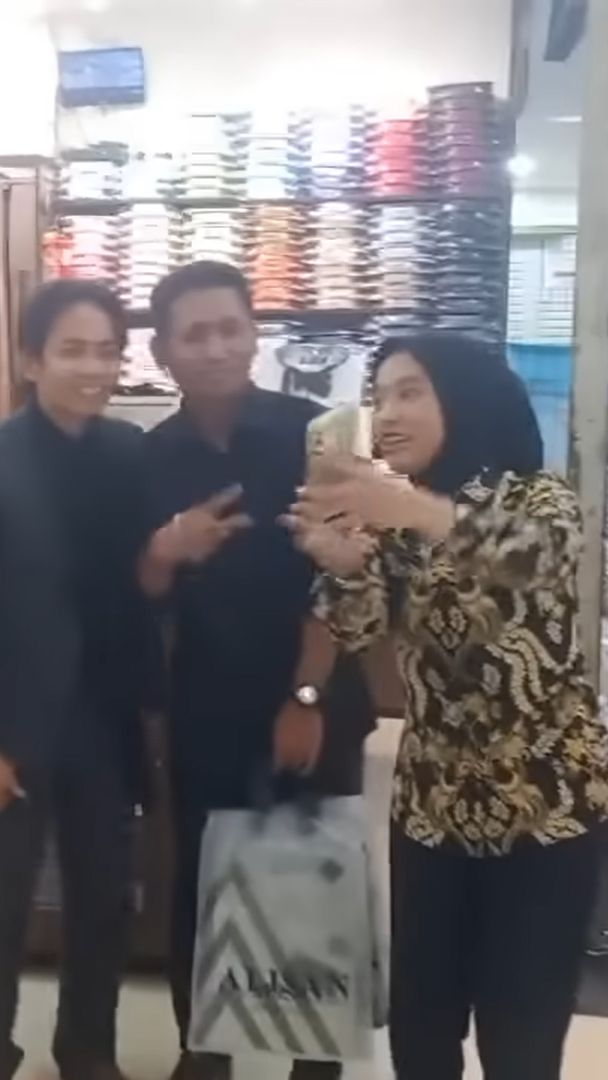 Pegi Setiawan Mendadak Jadi Seleb, Diserbu Wanita Ajak Foto Bareng Saat Belanja di Mall