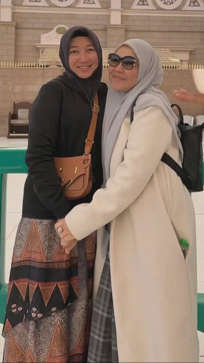 Dulu Sahabat, 7 Potret Umi Kalsum dan Ibu Lettu Fardana Kini Saling Sindir dan Unfollow Usai Ayu Ting Ting Batalkan Pernikahan