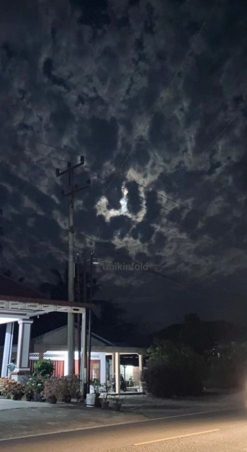 Seorang Wanita Abadikan Langit yang Membentuk Lafaz Allah SWT di Malam Hari, Bentuknya Jelas Banget!
