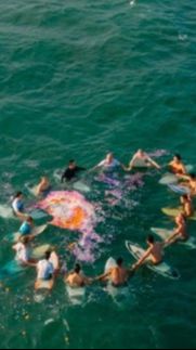 Selama hidupnya, Dali memang seorang peselancar, sehingga teman-temannya menggelar upacara paddle out.