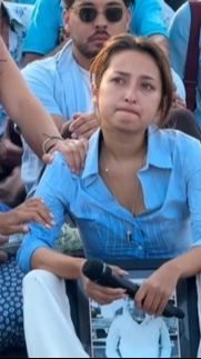Seluruh yang hadir pun tak kuasa ikut menahan tangis melihat Jennifer yang masih murung atas kepergian suami.