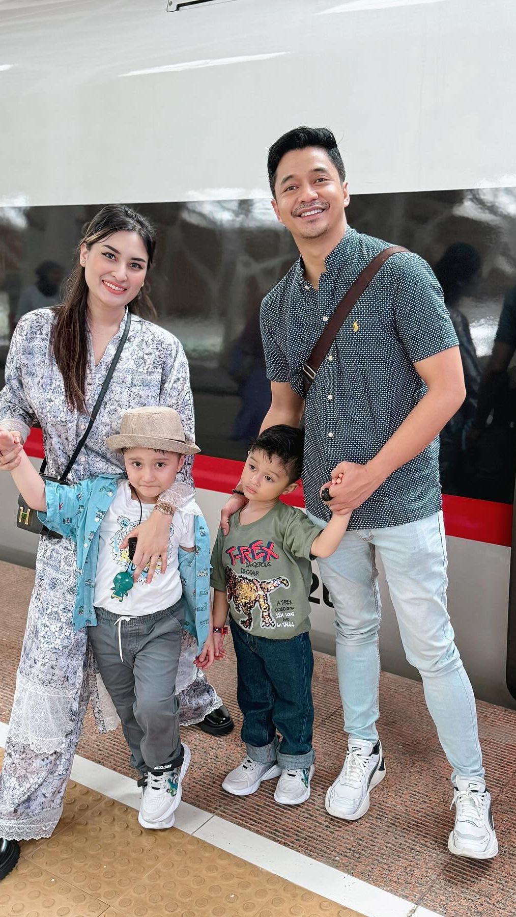 Dari pernikahan tersebut Angbeen dan Adly telah dikaruniai dua orang anak yang begitu menggemaskan.