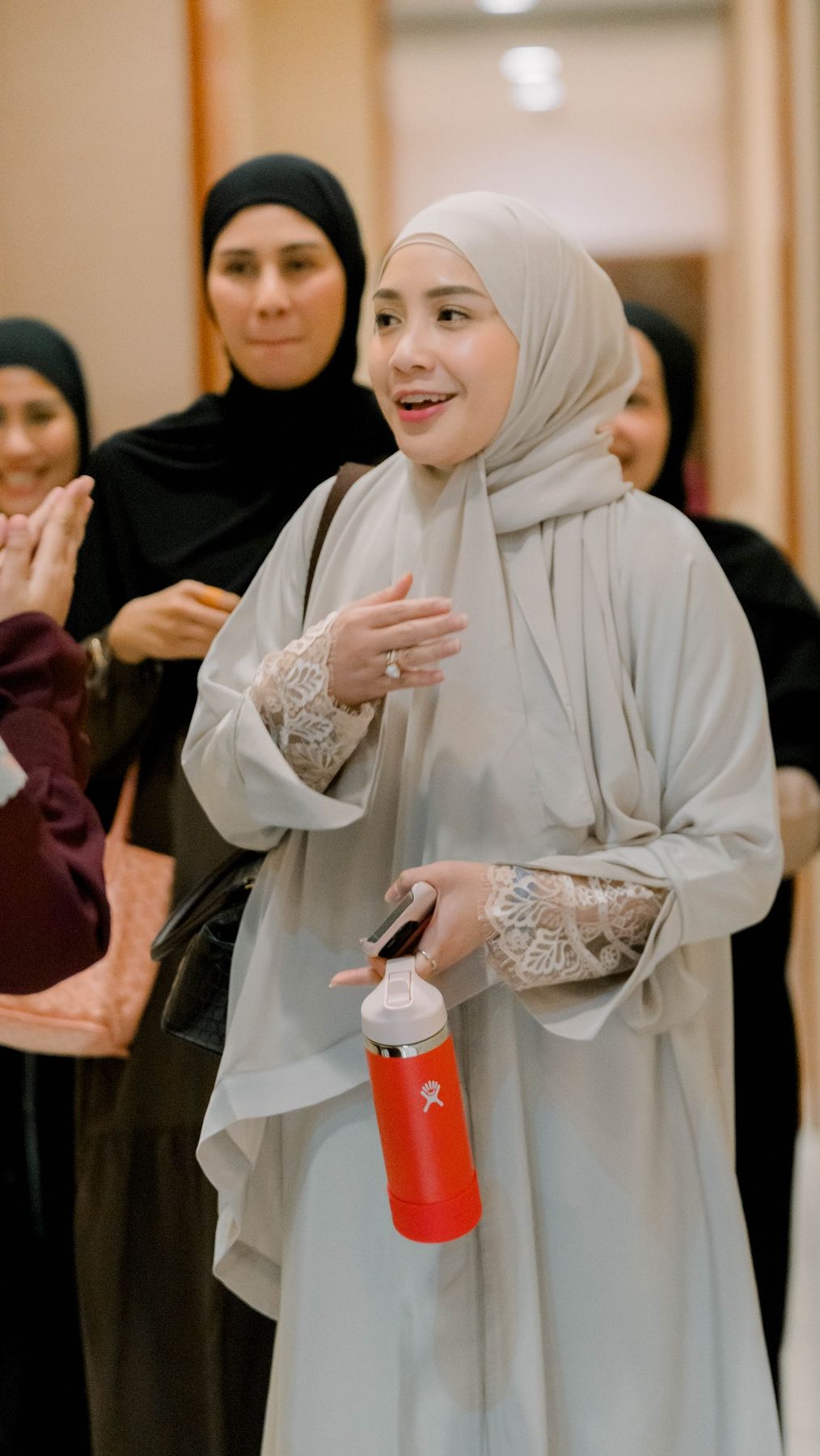 Inilah potret Nagita Slavina saat hadir dalam kegiatan sharing time bersama Ustaz Hanan Attaki.