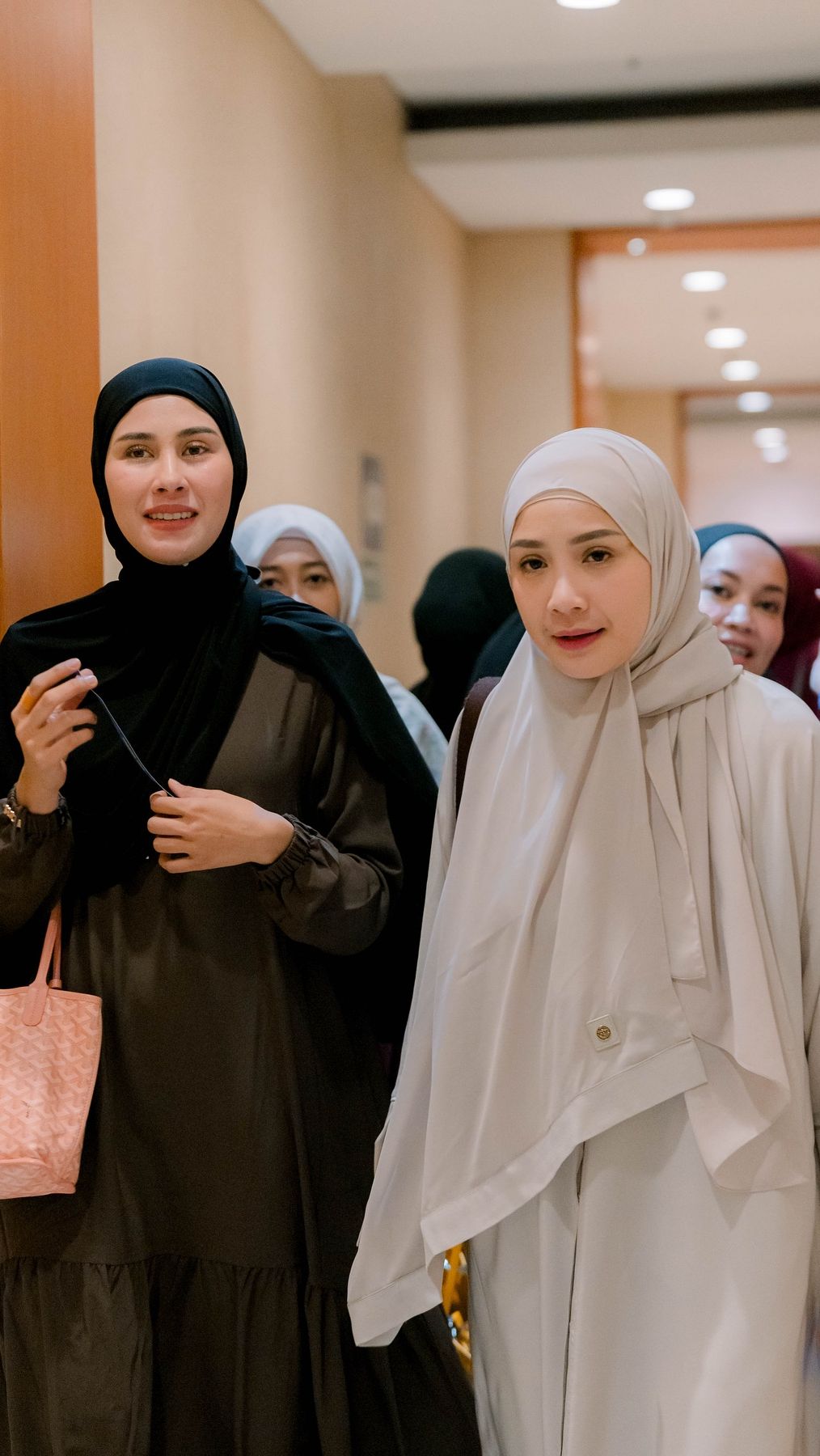 Bersama adik iparnya, Syahnaz keduanya tampil cantik dengan busana syari dan hijab yang menjuntai.