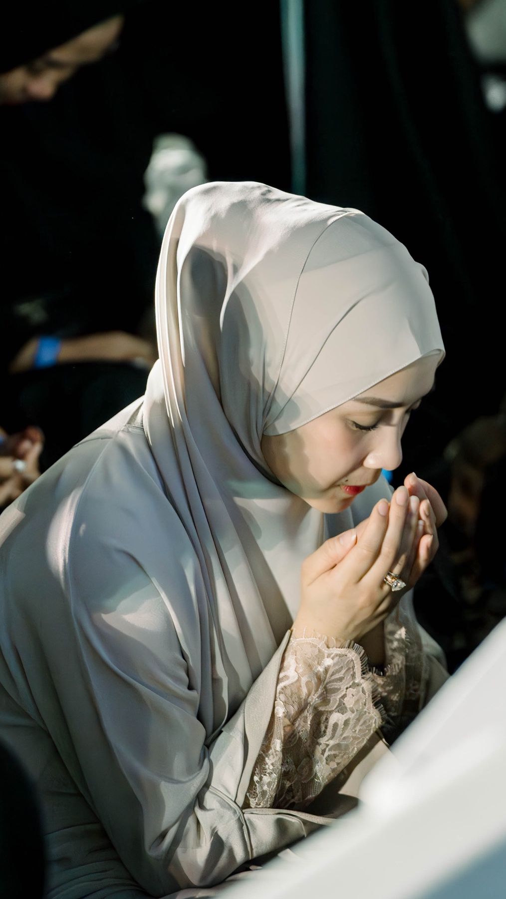 Bahkan Nagita tampak khusyuk saat sesi doa bersama.