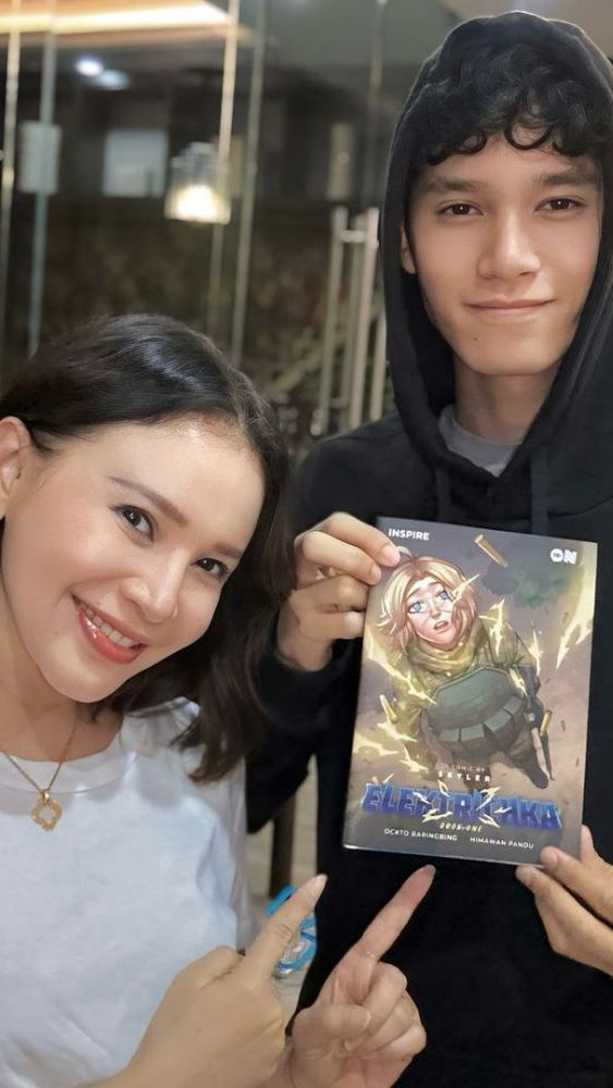 Rizky Langitbaru saja merilis komik ciptaannya berjudul Elektrichka.