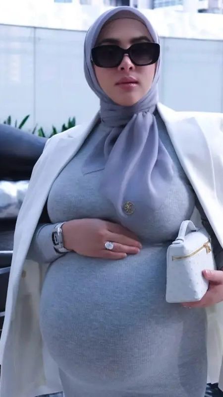 Melihat baby bump Syahrini yang begitu besar, netizen berspekulasi jika ia tengah hamil kembar seperti adiknya, Aisyahrani.