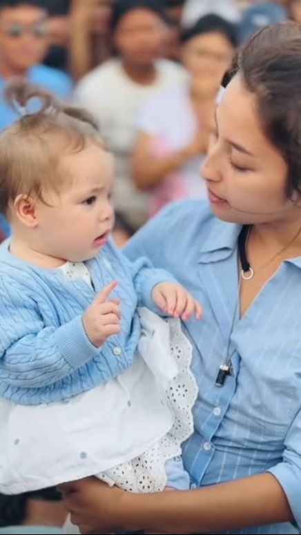 Dalam momen tersebut, ia tampak mengenakan baju biru muda dan celana putih yang merupakan warna-warna kesukaan Dali semasa hidupnya.