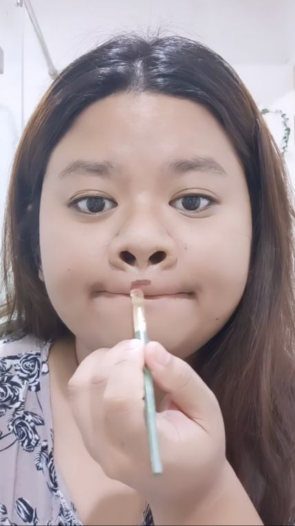 Influencer Tiru Trik Pertebal Bibir dengan Lipstik, Hasilnya Bikin Ngakak