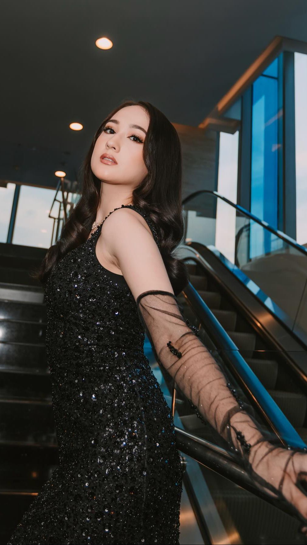 Diamnya Laura atas kandasnya kisah cintanya itu membuat sosoknya banjir pujian.