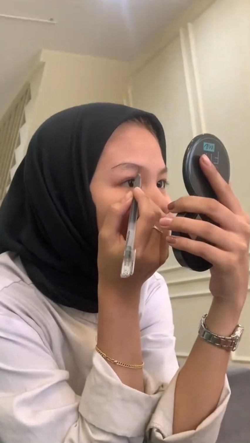 Skill Bikin Alis Tingkat Dewa Pakai Pulpen, Hasilnya Rapi Banget