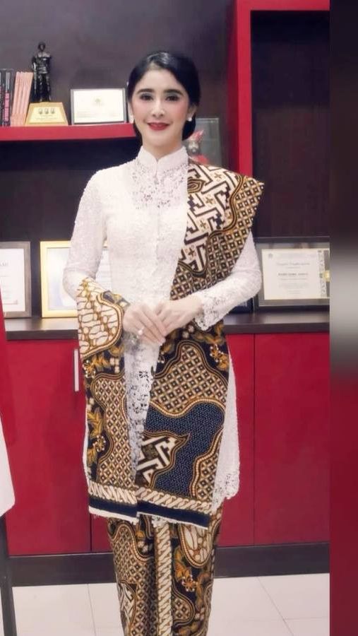 Pedangdut Uut Permatasari tampil begitu elegan dalam balutan kebaya dan jarik.