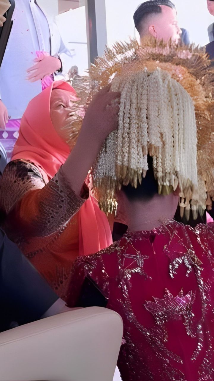 Momen Pengantin yang Sudah Pakai Suntiang Masuk Mobil, Bikin Deg-degan