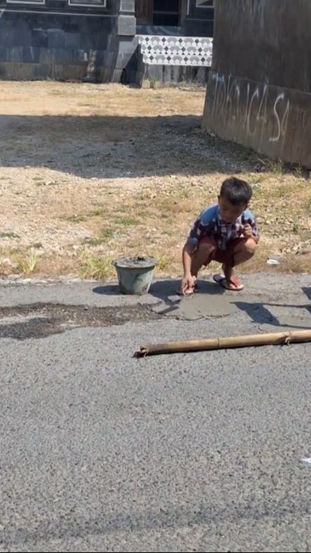 Momen Bocah Tambal Jalan Aspal Berlubang, Bikin Netizen Salut!