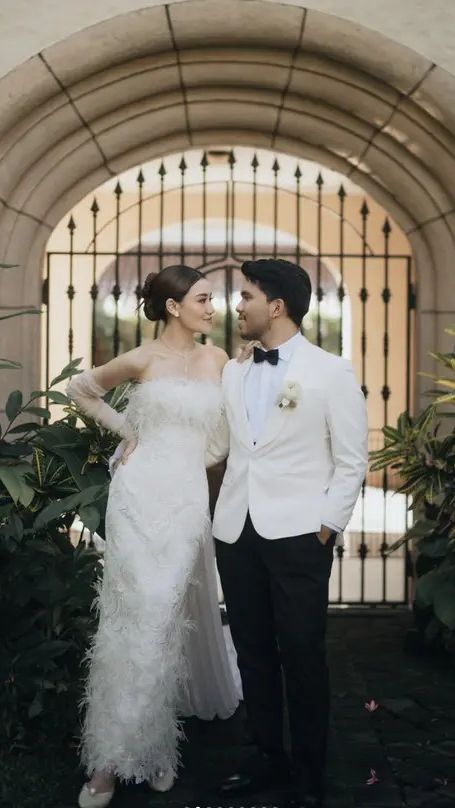 Aaliyah tampil cantik dan elegan mengenakan gaun putih dengan aksen bulu.
