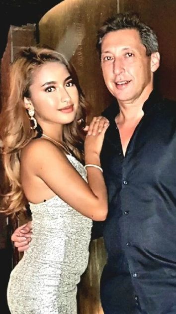 Eks Pedangdut Terkenal, 8 Potret Ayah Jennifer Coppen yang Wajahnya Mirip Cucunya Kamari