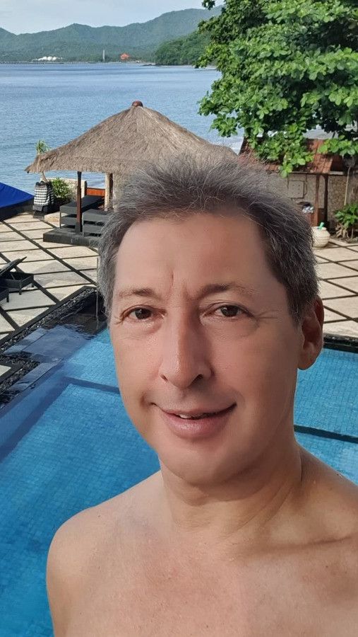 Richardo Benito dikenal sebagai pedangdut dan seniman Banyuwangi.