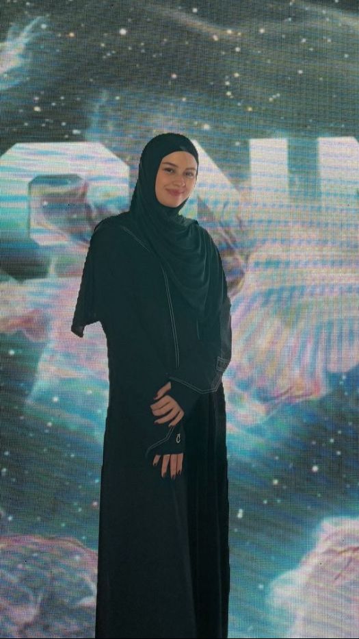 Kimberly Ryder tampak cantik berbalut abaya anggun berwarna hitam yang dipadukan dengan hijab warna senada.