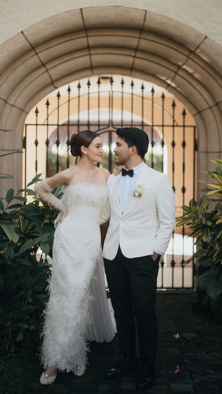 Look keduanya jadi terlihat berkelas layaknya pasangan pengantin Hollywood.