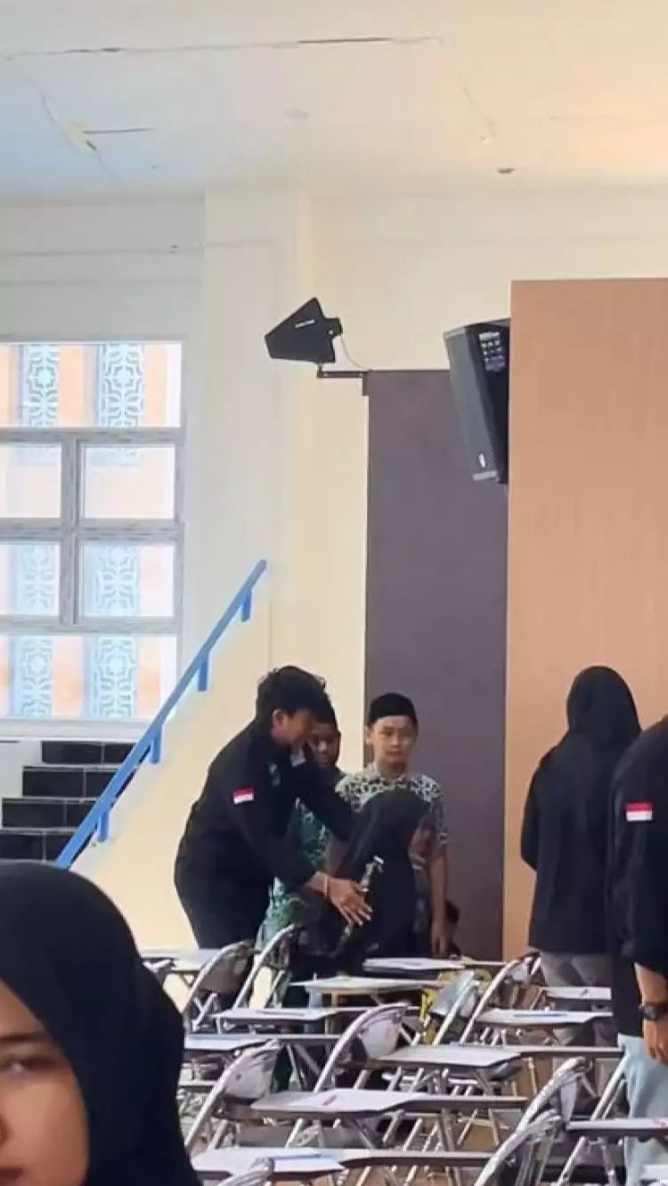 Visualnya begitu mirip, kulit putih, model rambut, dan postur tubuh.