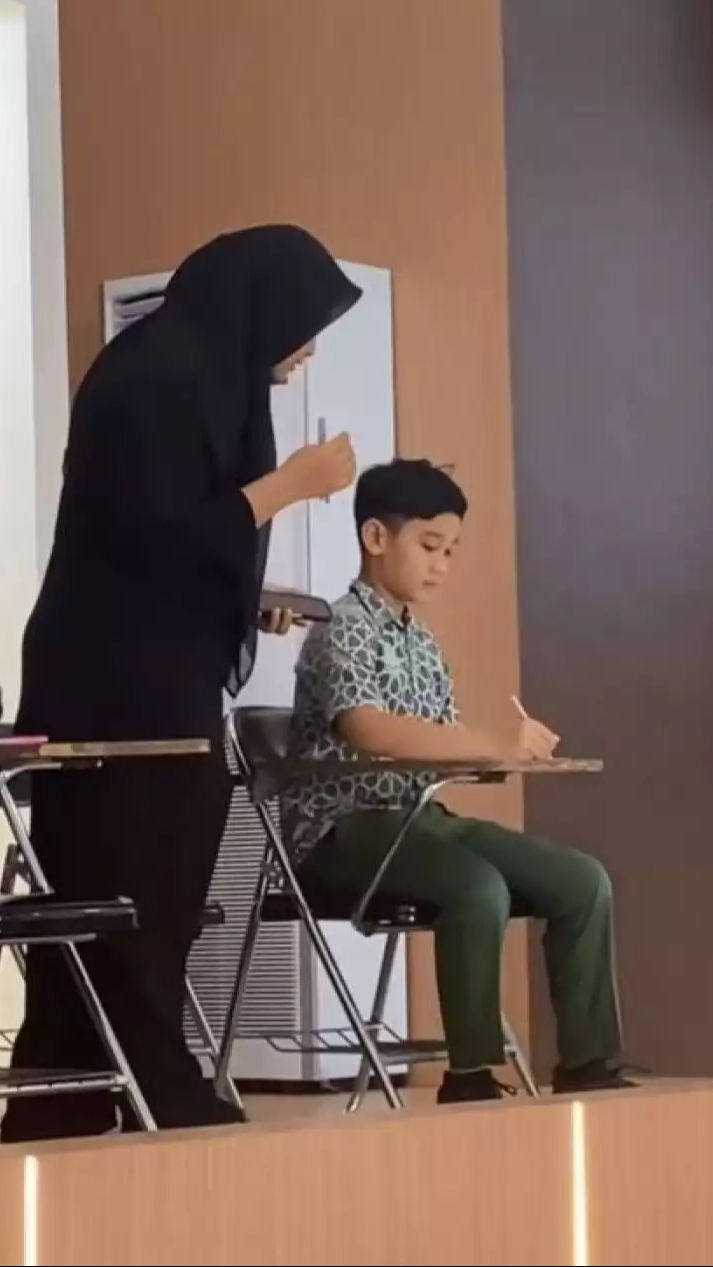 Netizen menyadari jika itu bukan Rafathar karena melihat seragam yang dipakai.