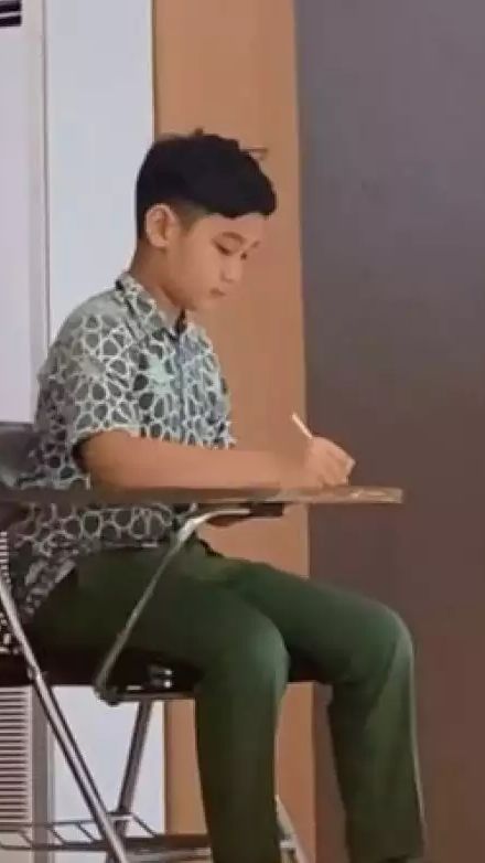 Meski demikian, bocah itu memiliki paras yang sama gantengnya dengan Rafathar.