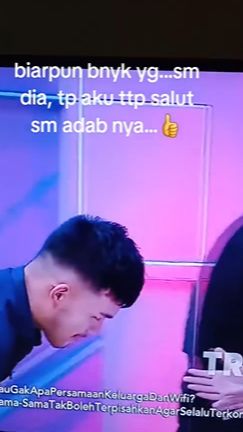Alih bersalaman, Saaih dengan sopan membungkukkan badan agar tak bersentuhan langsung dengan Nikita Mirzani.