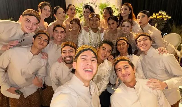 Dikelilingi groomsmen ganteng