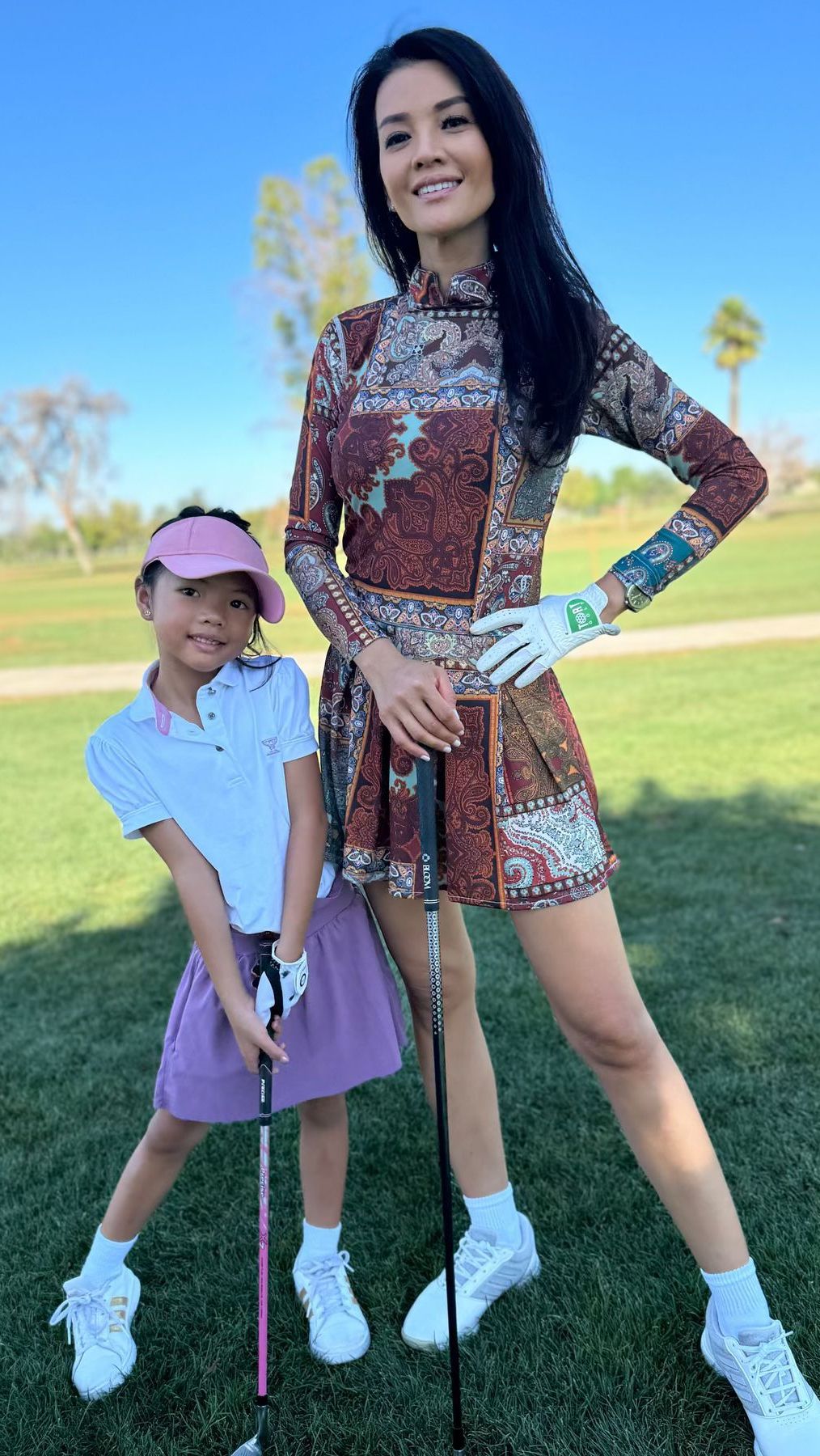 Seperti ini gaya kece Farah ketika bermain golf bersama anak-anaknya.
