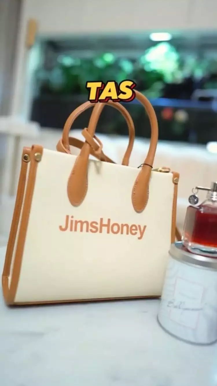 Ayu menerima tas tas Jims Honey dari seri Tya Bag yang dijual seharga Rp140 ribu di e-commerce.