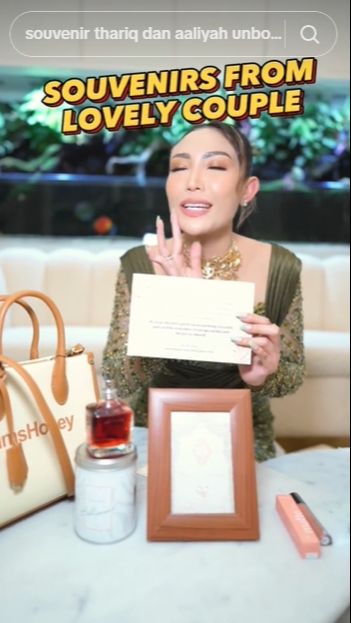 Sayangnya netizen mencibir jika souvenir mereka berasal dari endorse. Menurut Ayu, souvenir milik Aaliyah dan Thoriq ini terbilang sederhana namun berguna.